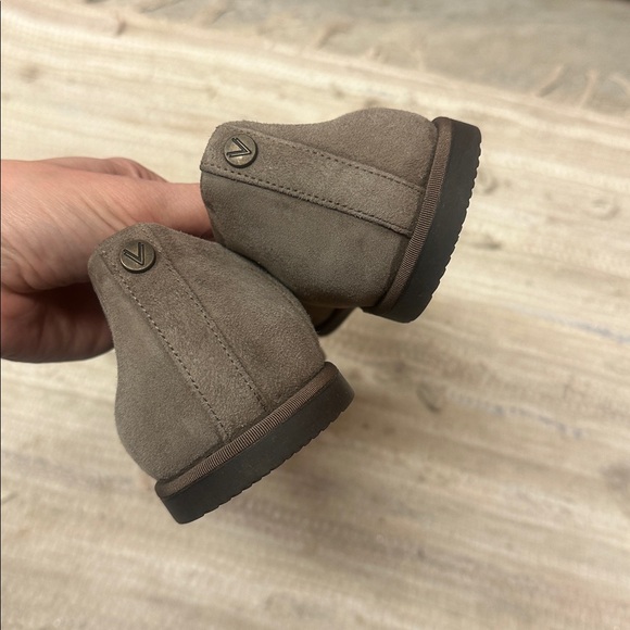 Like new! Vionic WILLA 2.0 Slip On Flat Driftwood Suede - Picture 5 of 10
